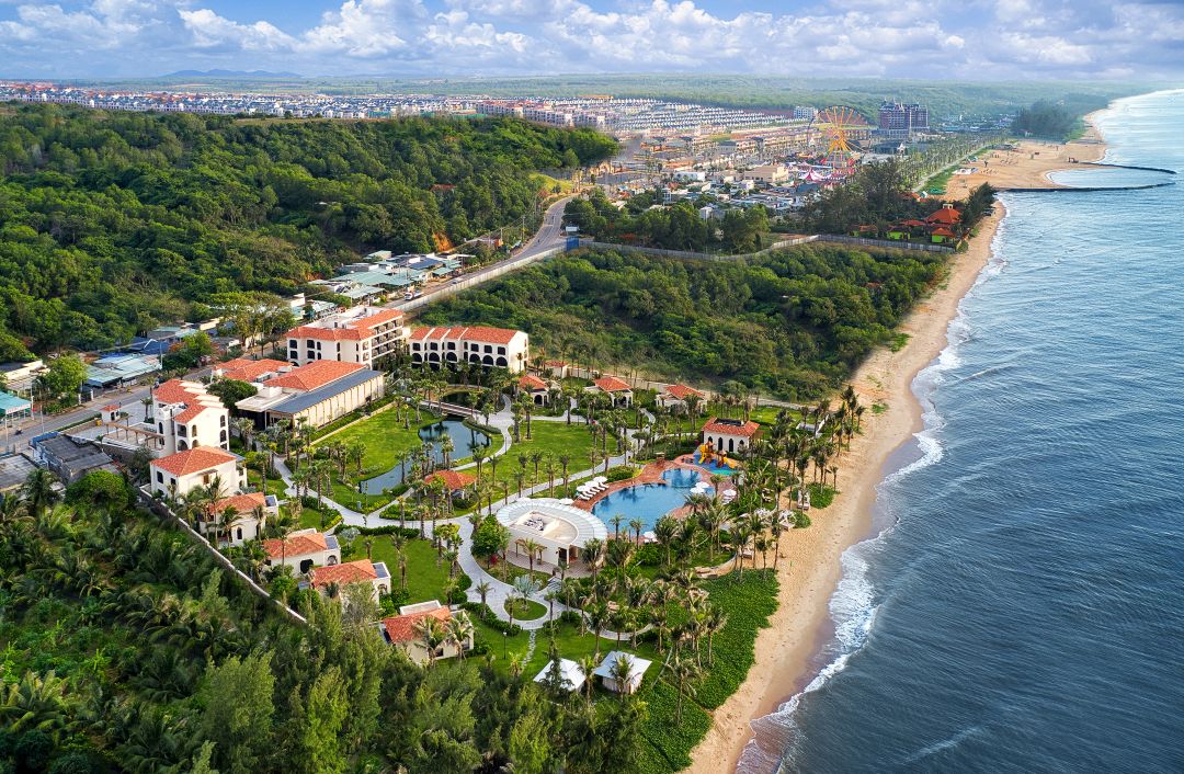 Radisson Resort Phan Thiết nằm sát biển – lý tưởng cho team nghiện vitamin sea