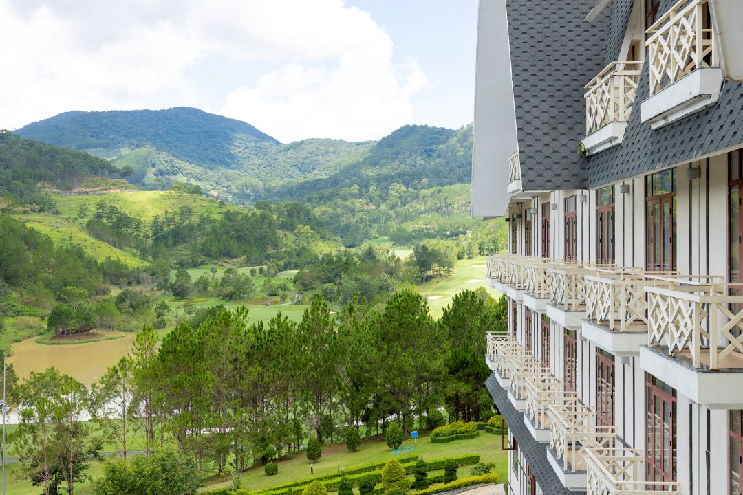 Swiss-Belresort Tuyền Lâm Đà Lạt có view đồi thông và thung lũng yên bình