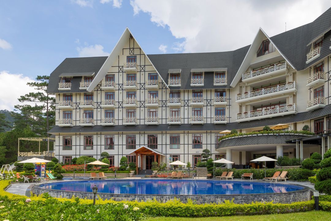 Không gian tại Swiss-Belresort Tuyền Lâm Đà Lạt rộng và nhiều mảng xanh dễ chịu