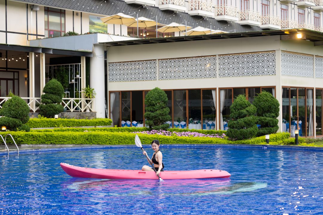 Hồ bơi ngoài trời của Swiss-Belresort Tuyền Lâm Đà Lạt nhìn ra rừng thông