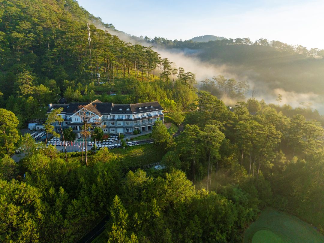 Swiss-Belresort Tuyền Lâm Đà Lạt cách trung tâm khoảng 20 phút, gần hồ Tuyền Lâm