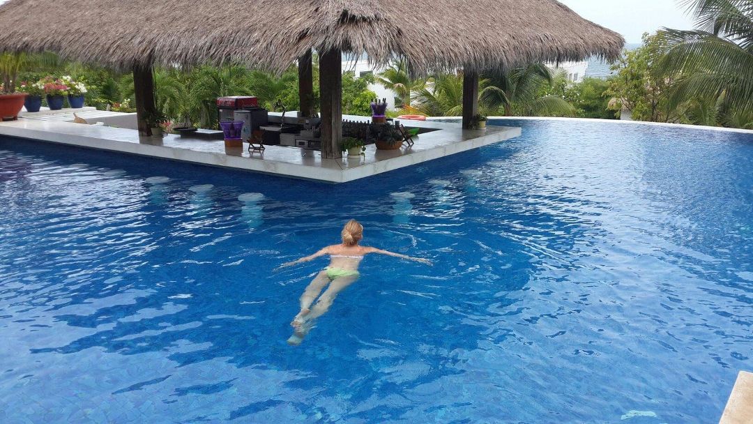 Hồ bơi tại The Cliff Resort Mũi Né hướng thẳng ra biển, hòa cùng khung cảnh thiên nhiên