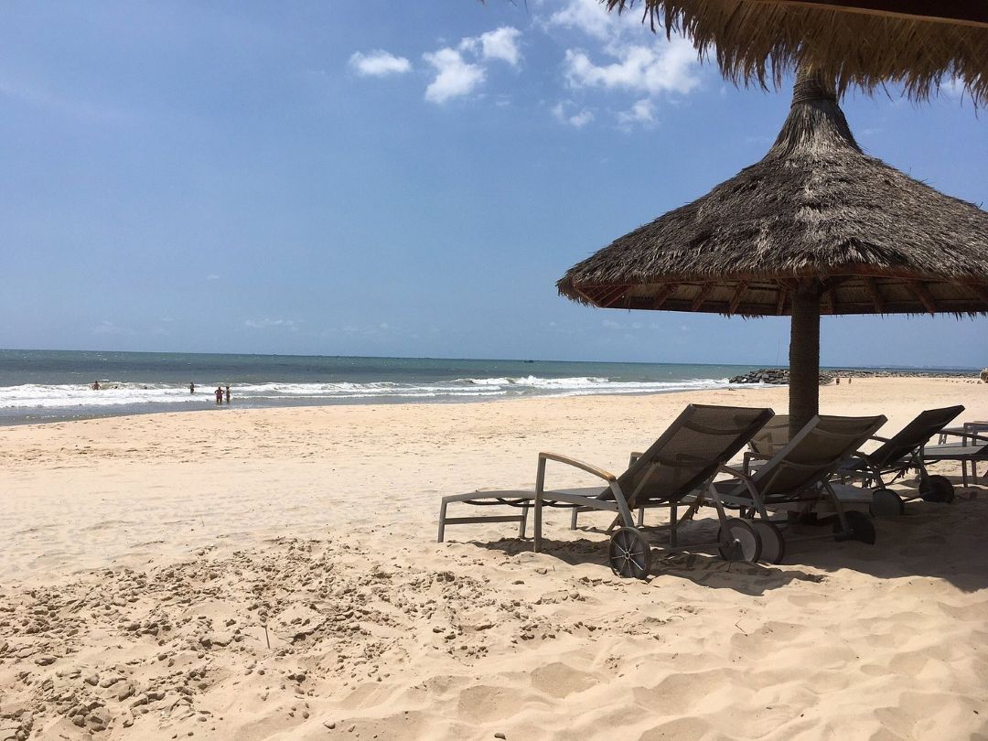 The Cliff Resort Mũi Né có lối đi riêng ra bãi biển
