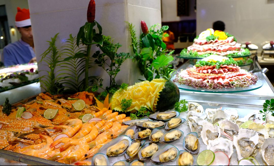 Bữa sáng tại The Cliff Resort Mũi Né đa dạng món ăn Á - Âu trong không gian mở hướng vườn và biển