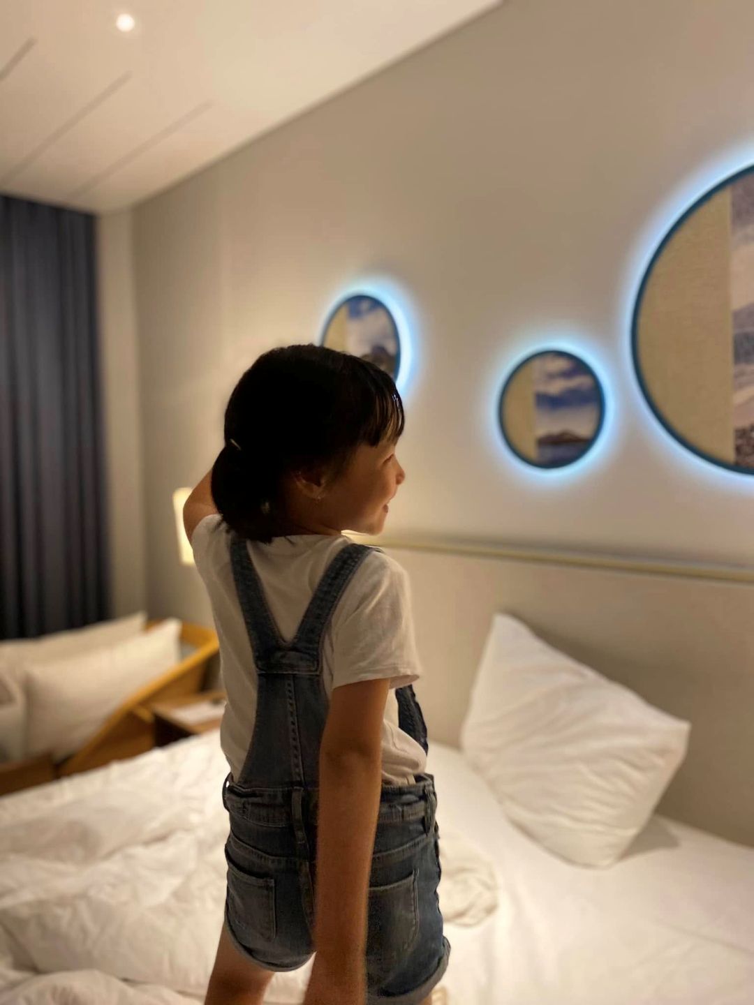 Khách nhí check-in phòng tại Mecure Vũng Tàu