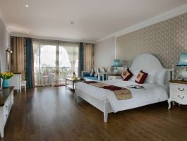 Silk Queen Signature Suite