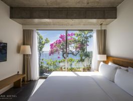 Deluxe Ocean Front with Balcony1