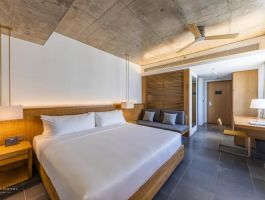 Deluxe Ocean Front with Balcony