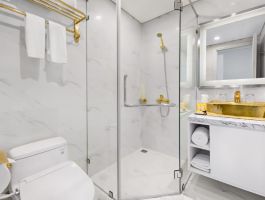 Danang-Golden-Bay-Corner-Suite-Bathroom-02