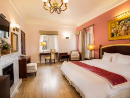 Deluxe Pine Hill View