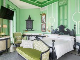 Deluxe Emerald Bay Front