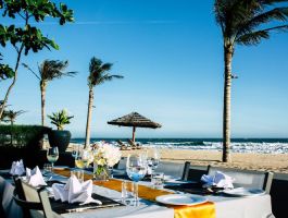 Deluxe Riverfront Pool Residence